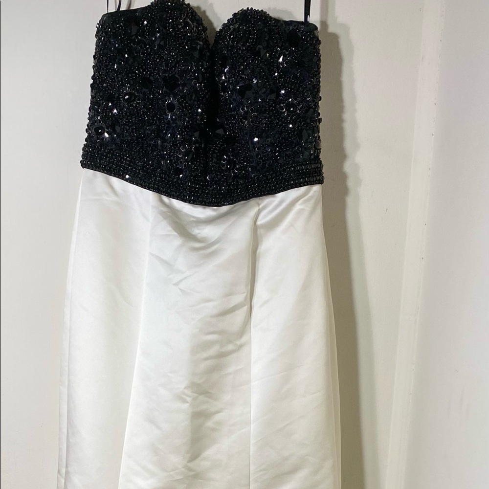NWT Jovani Women’s Dress Black and White Jeweled Two-Toned Strapless Gown Size 6